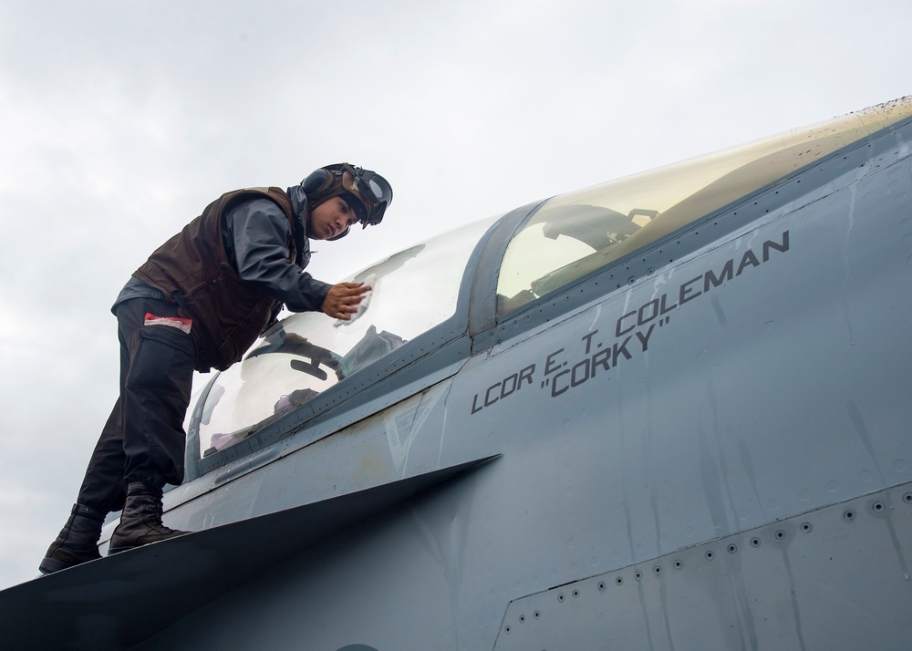 USS Harry S. Truman (CVN 75) transits the Atlantic Sea