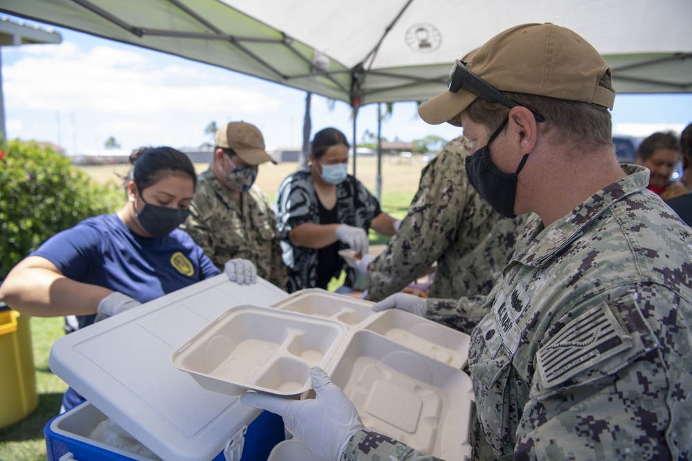 PMRF Prepares Box Lunches