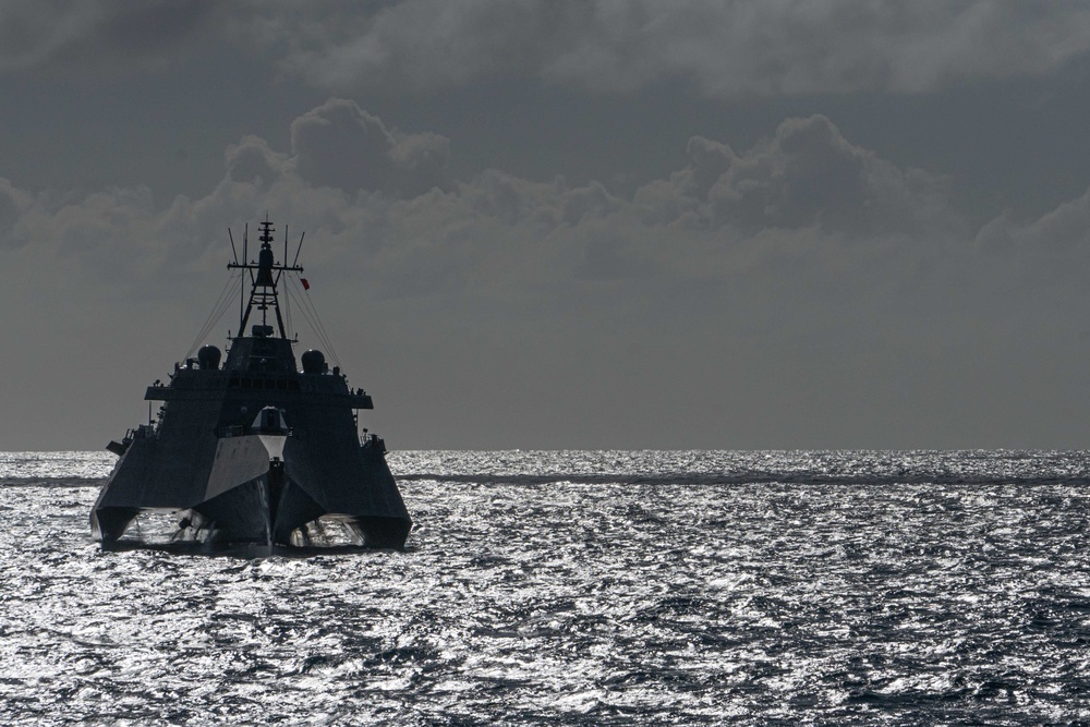 USS Omaha (LCS 12) transits the Pacific Ocean