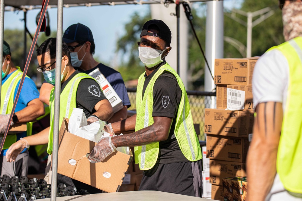 25 ID Soldiers Aid Community at Food Drive in Response to COVID-19