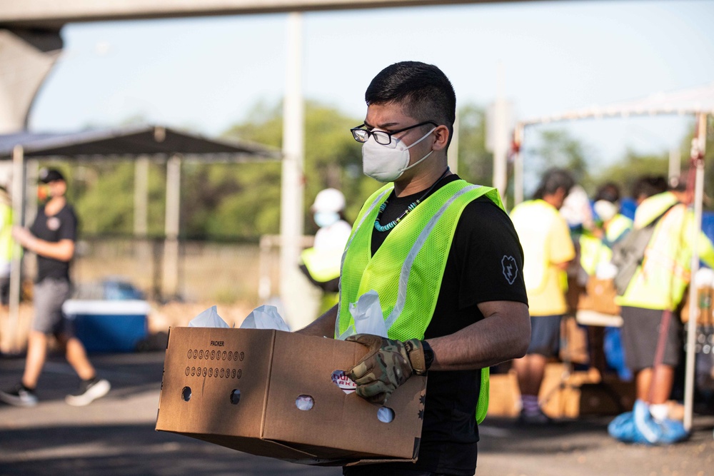 25 ID Soldiers Aid Community at Food Drive in Response to COVID-19
