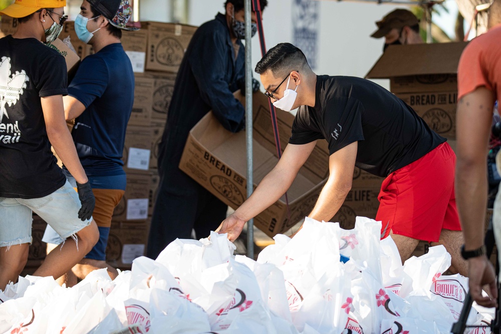 25 ID Soldiers Aid Community at Food Drive in Response to COVID-19