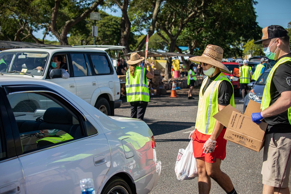 25 ID Soldiers Aid Community at Food Drive in Response to COVID-19