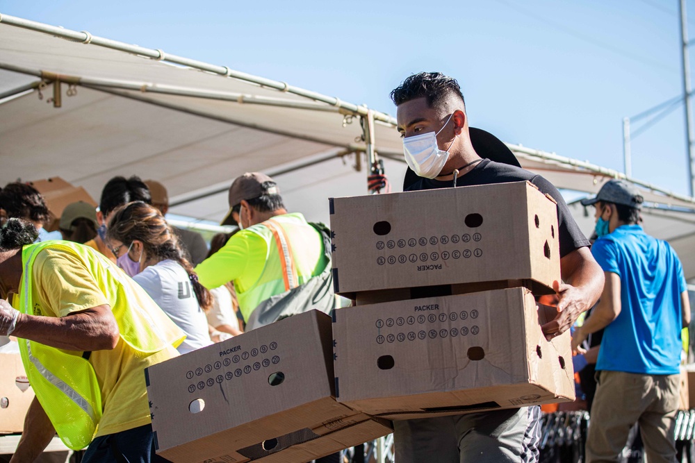 25 ID Soldiers Aid Community at Food Drive in Response to COVID-19