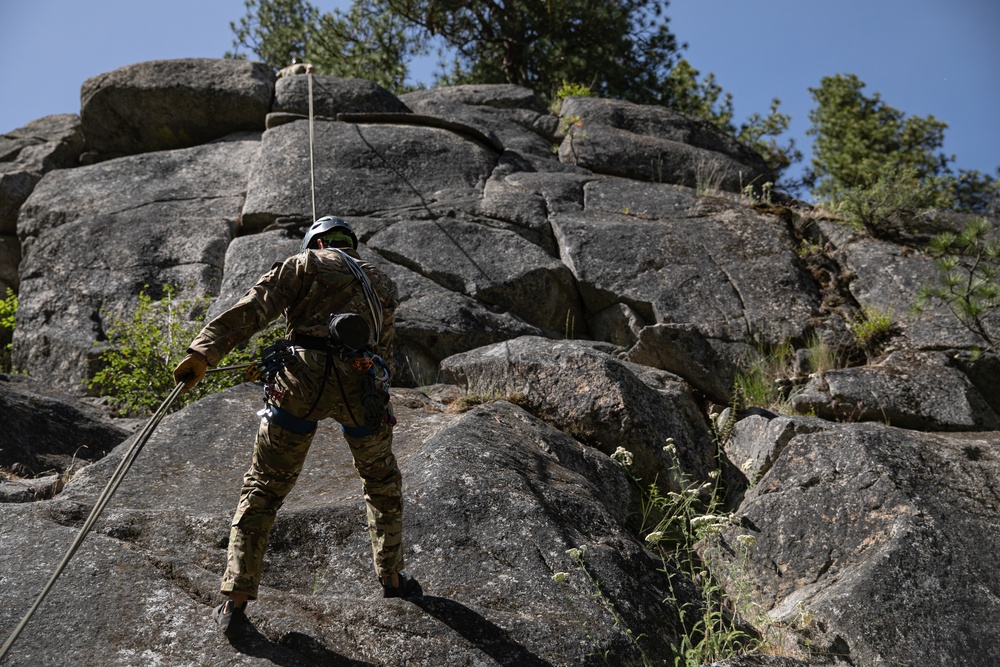 1st SFG (A) Green Berets conduct mountain training