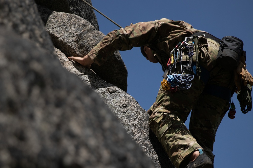 1st SFG (A) Green Berets conduct mountain training