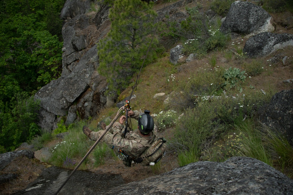 1st SFG (A) Green Berets conduct mountain training