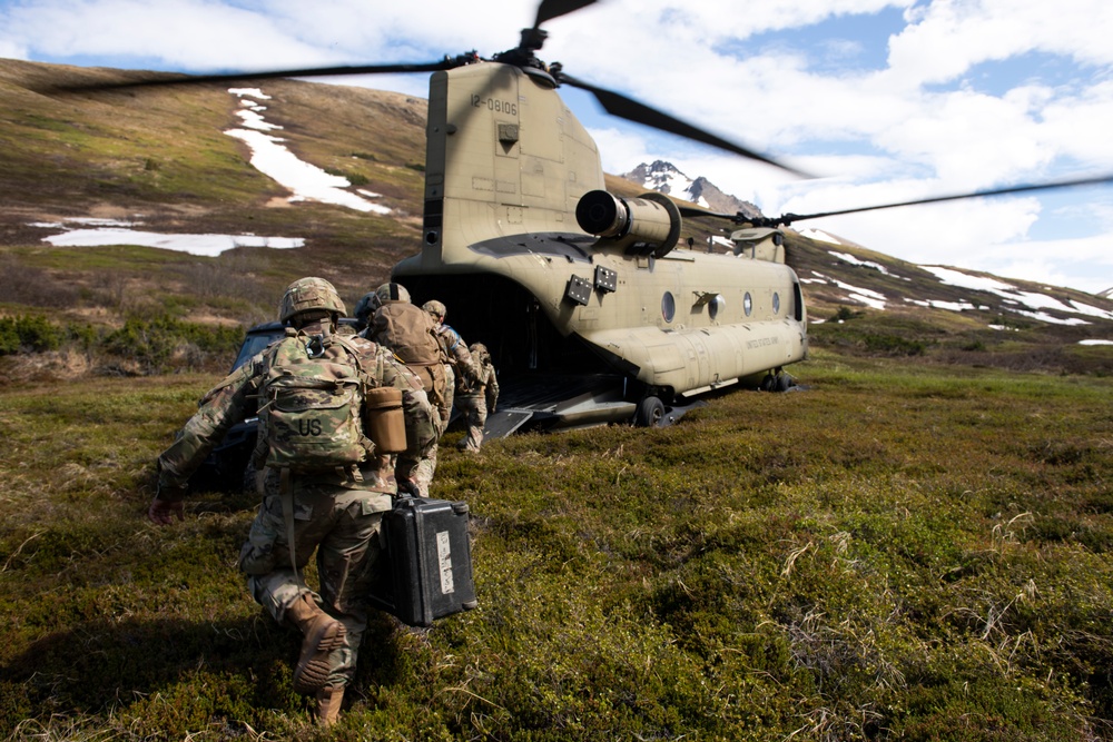 Battlefield Airmen, Army aviators and pathfinders conduct airborne training at JBER