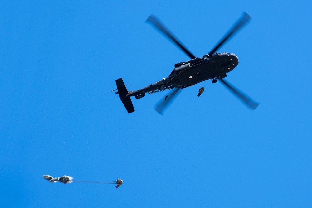 Battlefield Airmen, Army aviators and pathfinders conduct airborne training at JBER