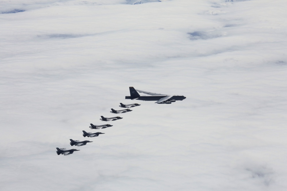 B-52 trains with Norwegian aircraft