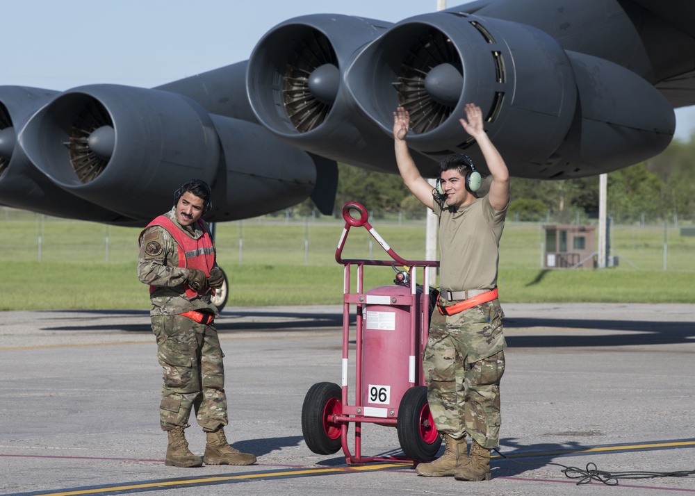 B-52H Stratofortresses integrate with Norwegian aircraft in high North