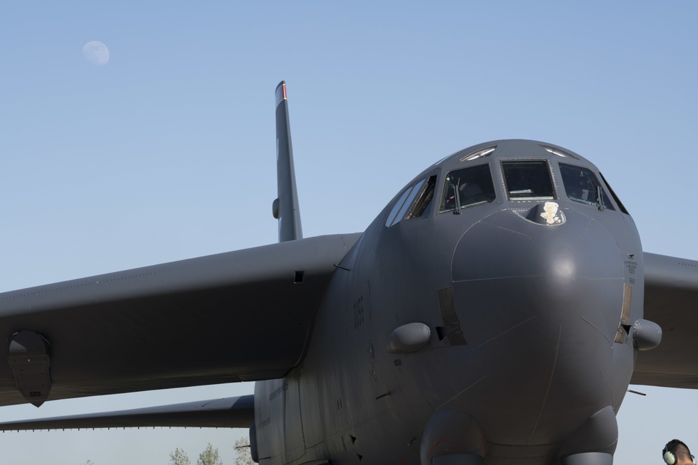 B-52H Stratofortresses integrate with Norwegian aircraft in high North