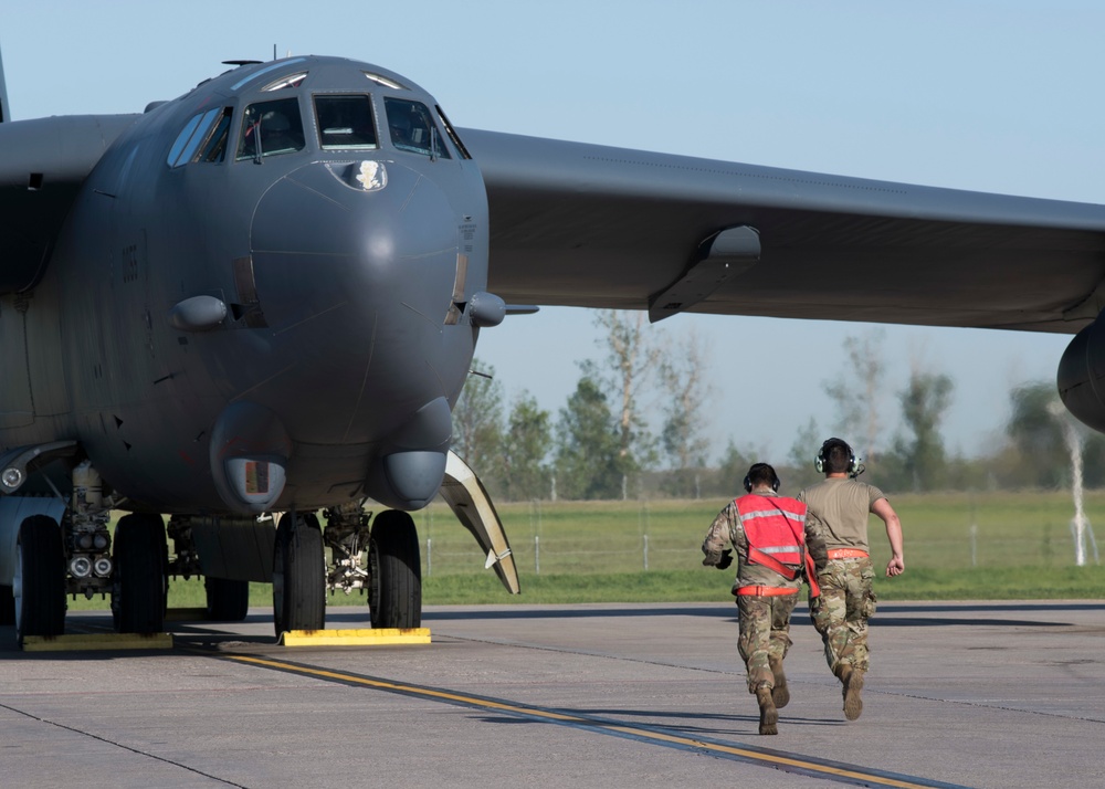 B-52H Stratofortresses integrate with Norwegian aircraft in high North