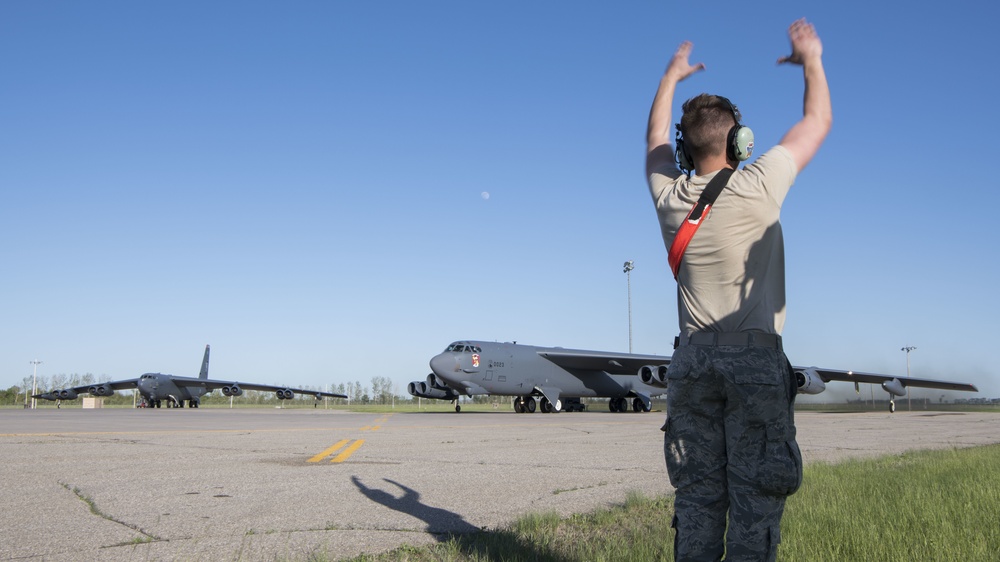 B-52H Stratofortresses integrate with Norwegian aircraft in high North