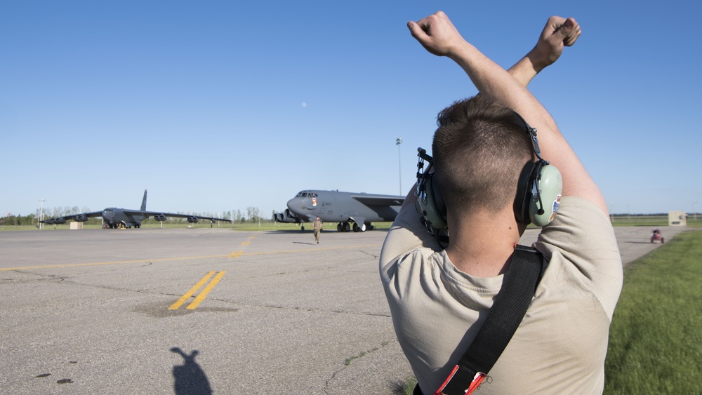 B-52H Stratofortresses integrate with Norwegian aircraft in high North