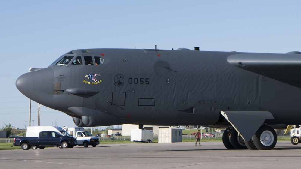 B-52H Stratofortresses integrate with Norwegian aircraft in high North