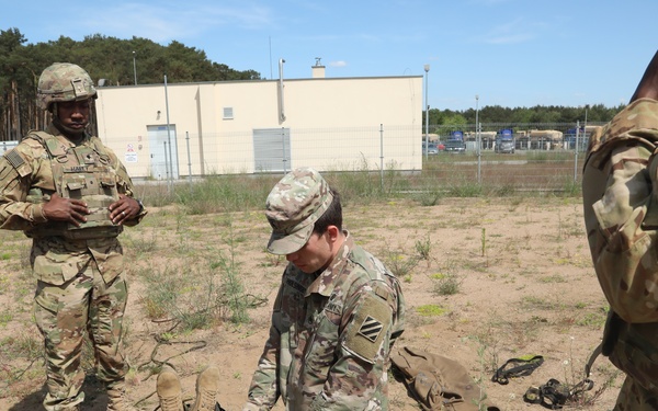 4th Infantry Division Soldiers conduct combat lifesaver training at DPTA