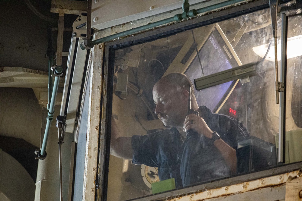 Sailors and Marines take part in LCAC Operations