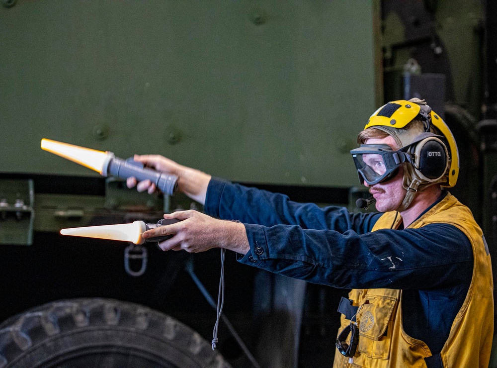 Sailors and Marines take part in LCAC Operations