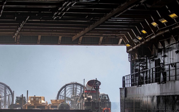 Sailors and Marines take part in LCAC Operations