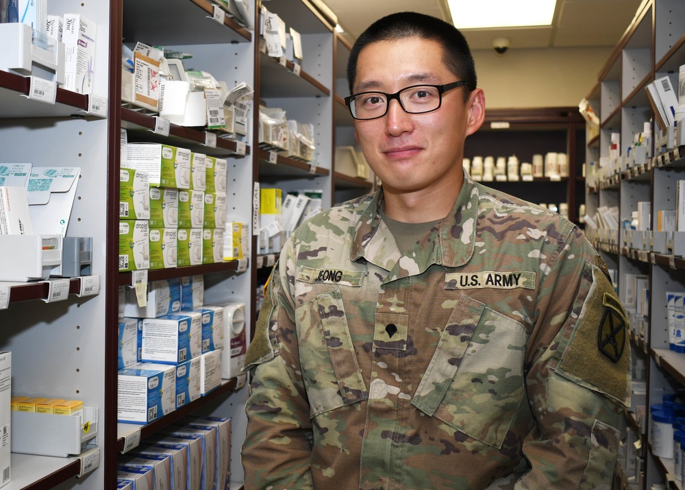 Fort Drum combat medic puts advanced education to work in Guthrie pharmacy