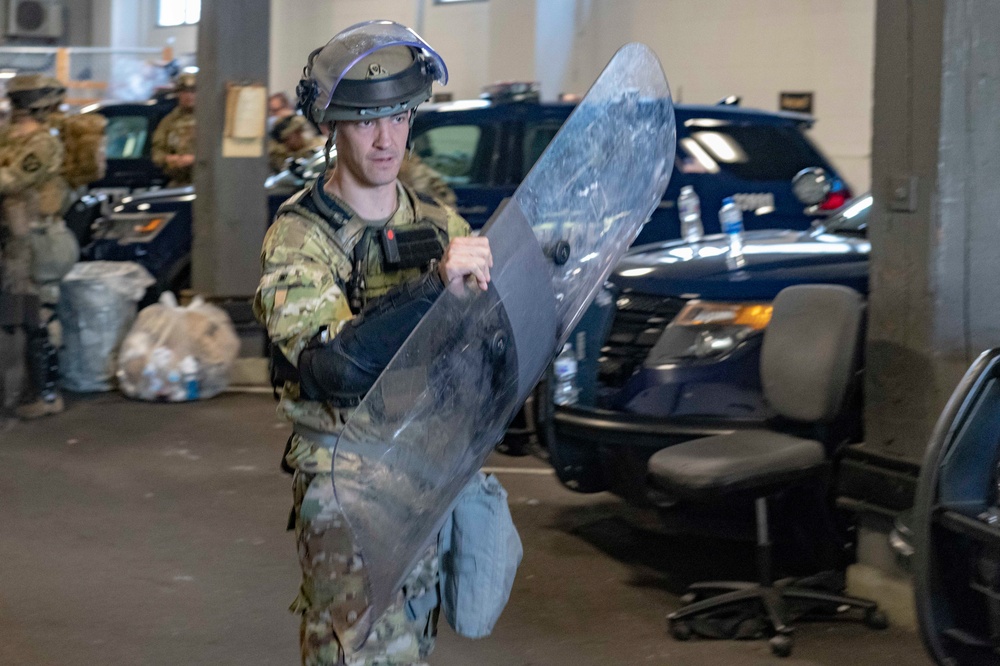 Washington Guardsman support civil response in King County