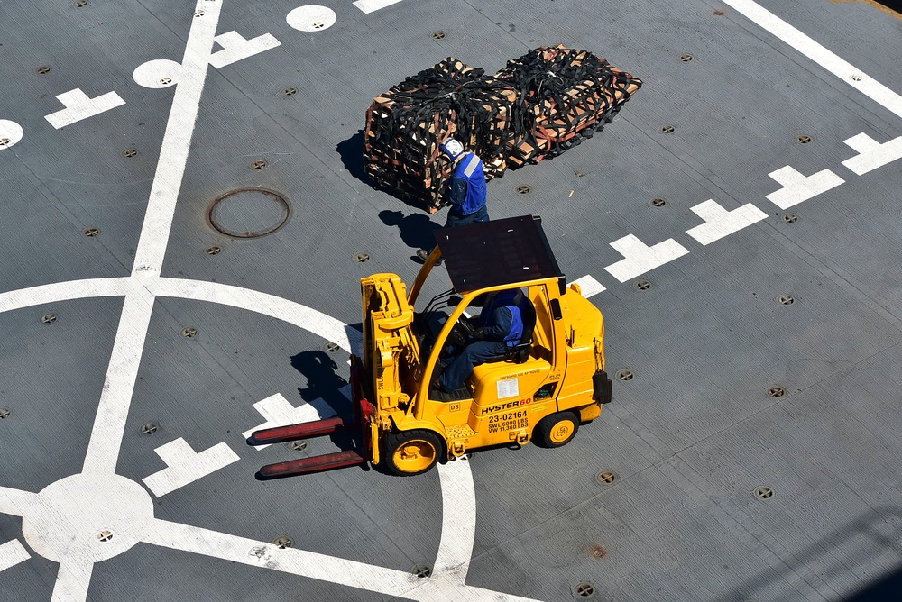 USNS Tippecanoe (T-AO 199) Conducts Replenishment-at-Sea with USS Blue Ridge (LCC 19)