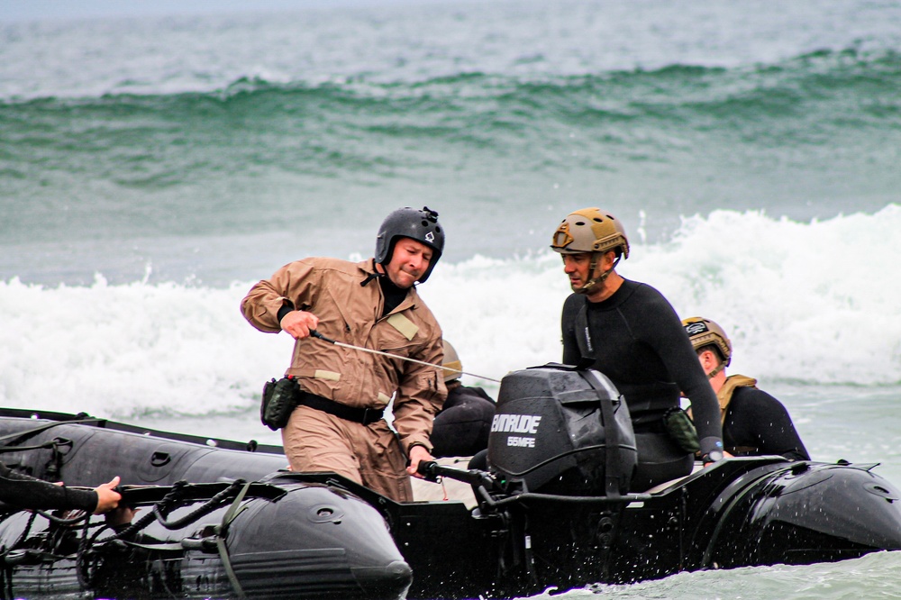 Navy EOD Mine Countermeasures Platoon Conducts Surf Passage Training