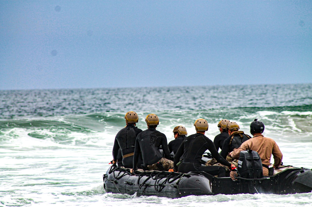 Navy EOD Mine Countermeasures Platoon Conducts Surf Passage Training