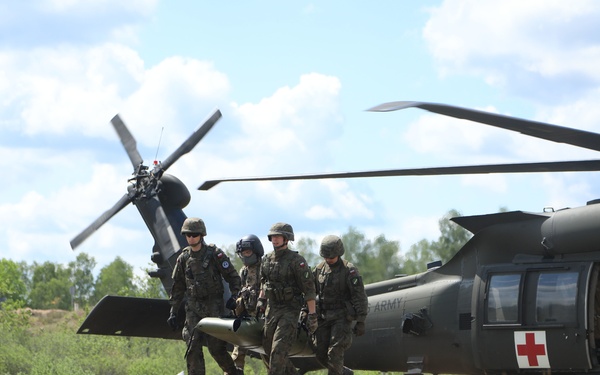 3rd CAB Soldiers conduct medical evacuation training with Polish Allies