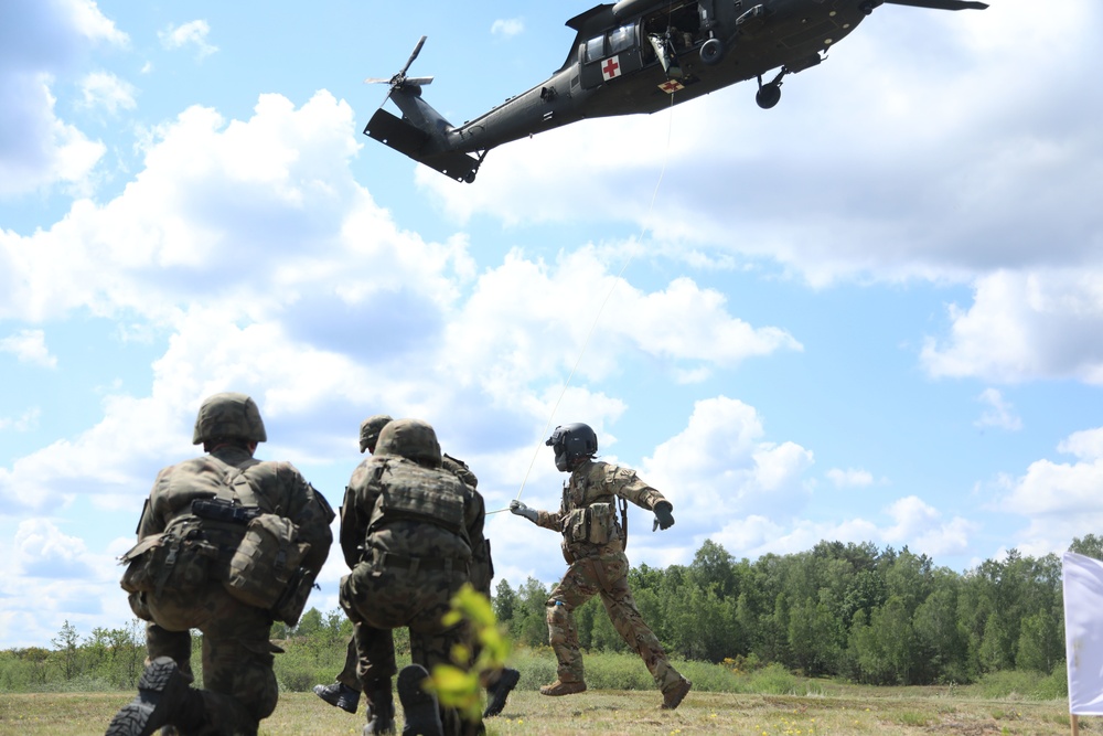 3rd CAB Soldiers conduct medical evacuation training with Polish Allies