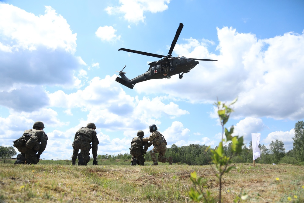 3rd CAB Soldiers conduct medical evacuation training with Polish Allies