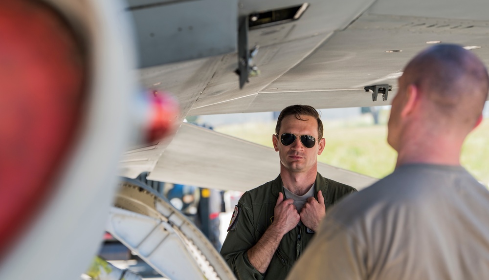 52nd MXG trains 480th FS pilots on refueling, munitions arming, disarming F-16s