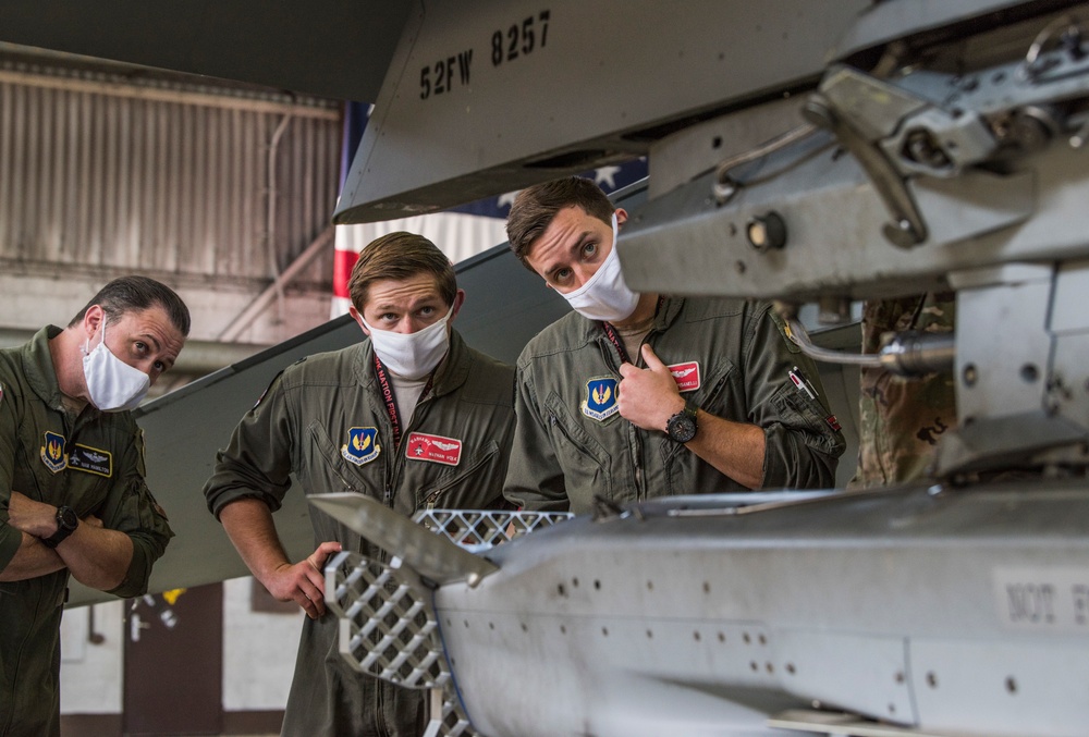 52nd MXG trains 480th FS pilots on refueling, munitions arming, disarming F-16s