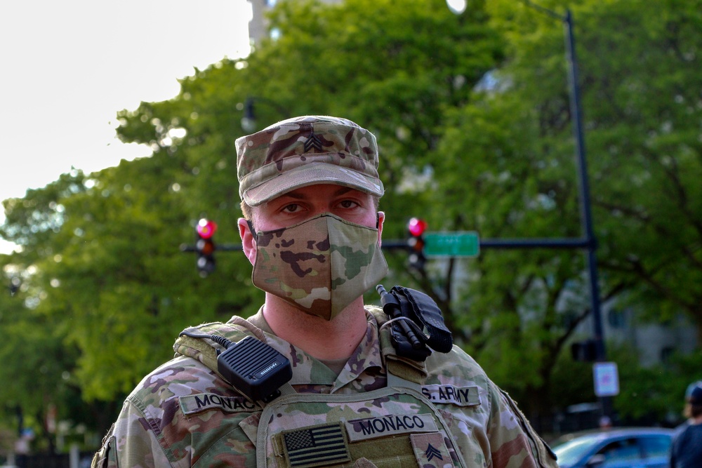 Illinois National Guardsmen conduct law enforcement support operations throughout Chicago