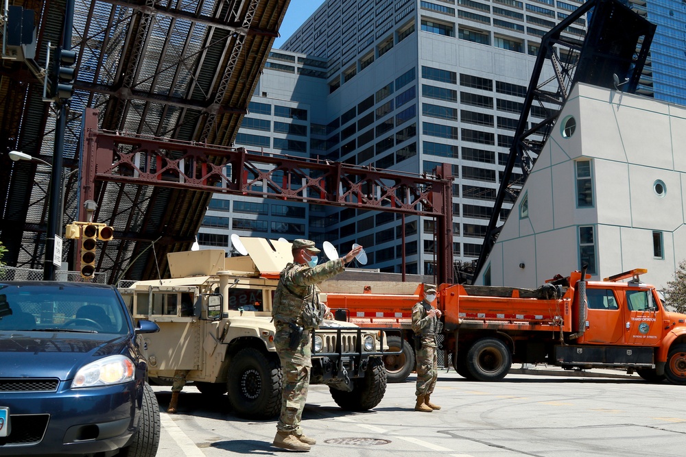 Illinois National Guardsmen conduct law enforcement support operations throughout Chicago