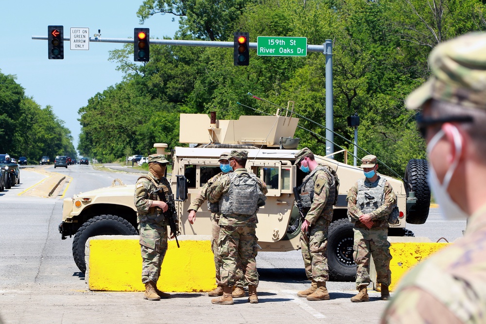 Illinois National Guardsmen conduct law enforcement support operations throughout Chicago