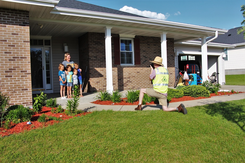 Fort McCoy Army Community Service holds 'front porch photos' event