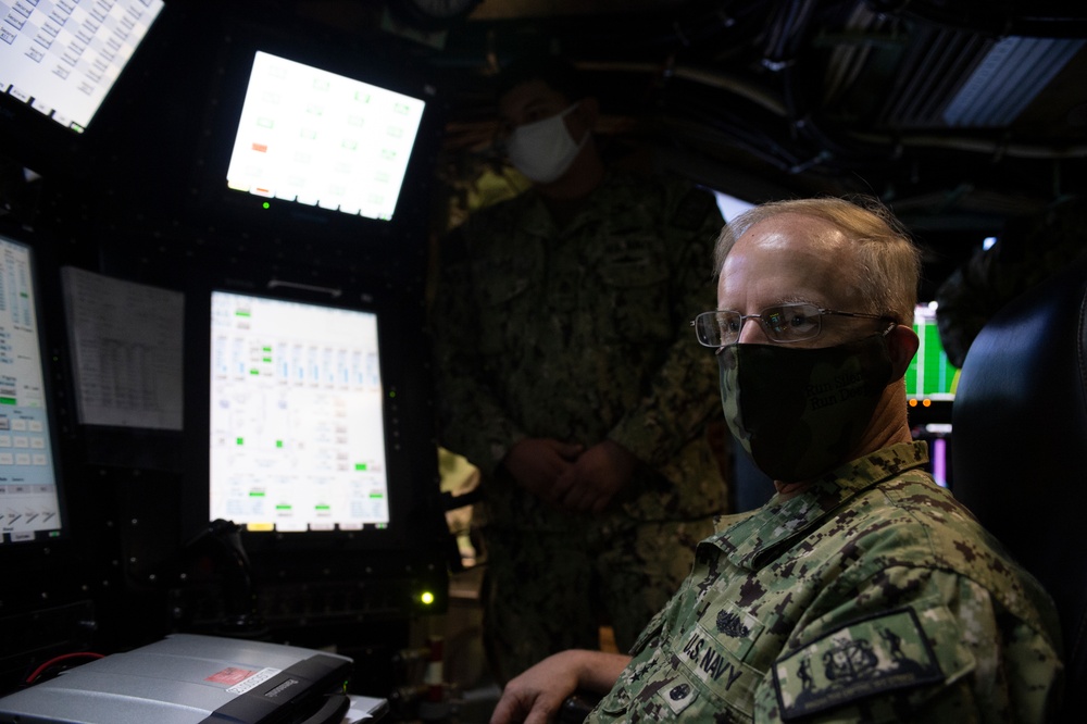 Commander, Submarine Forces Visits USS New Hampshire