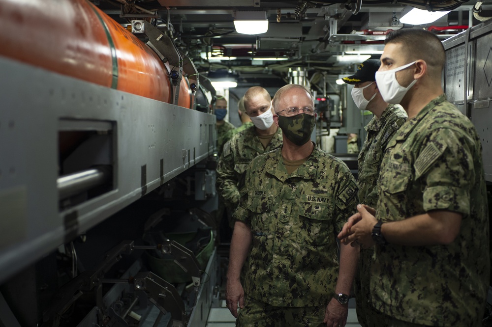 Commander, Submarine Forces Visits USS New Hampshire