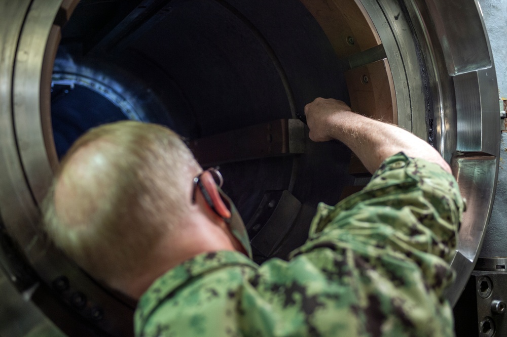 Commander, Submarine Forces Visits USS New Hampshire