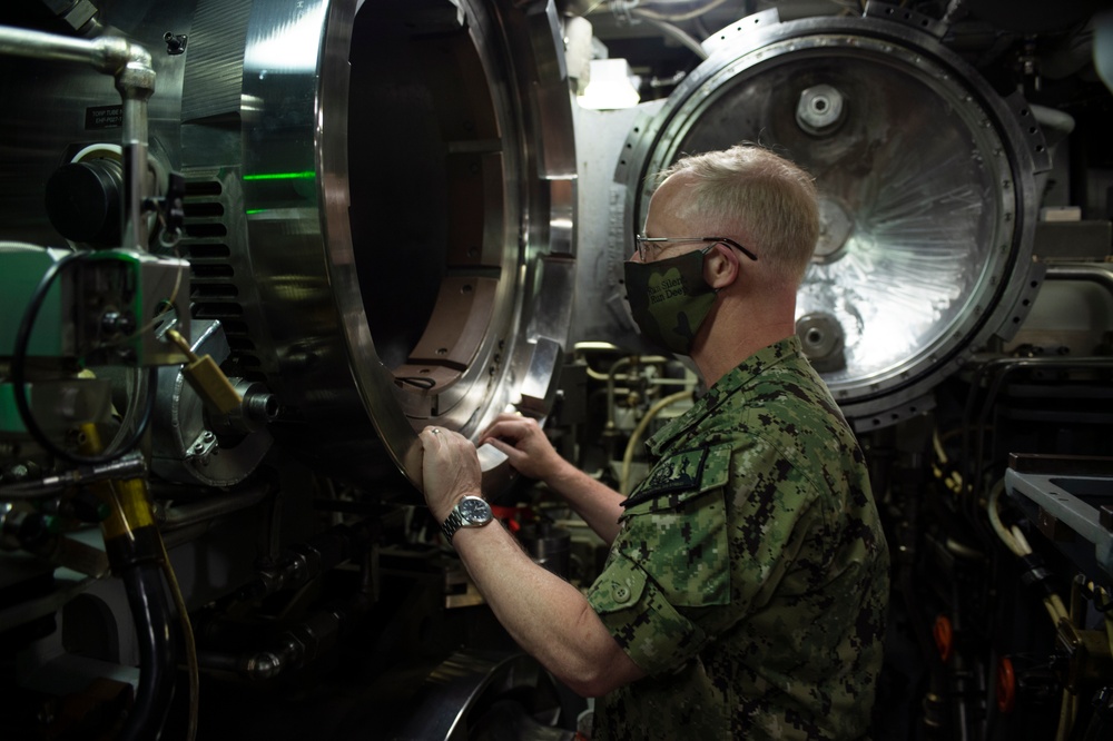 Commander, Submarine Forces Visits USS New Hampshire