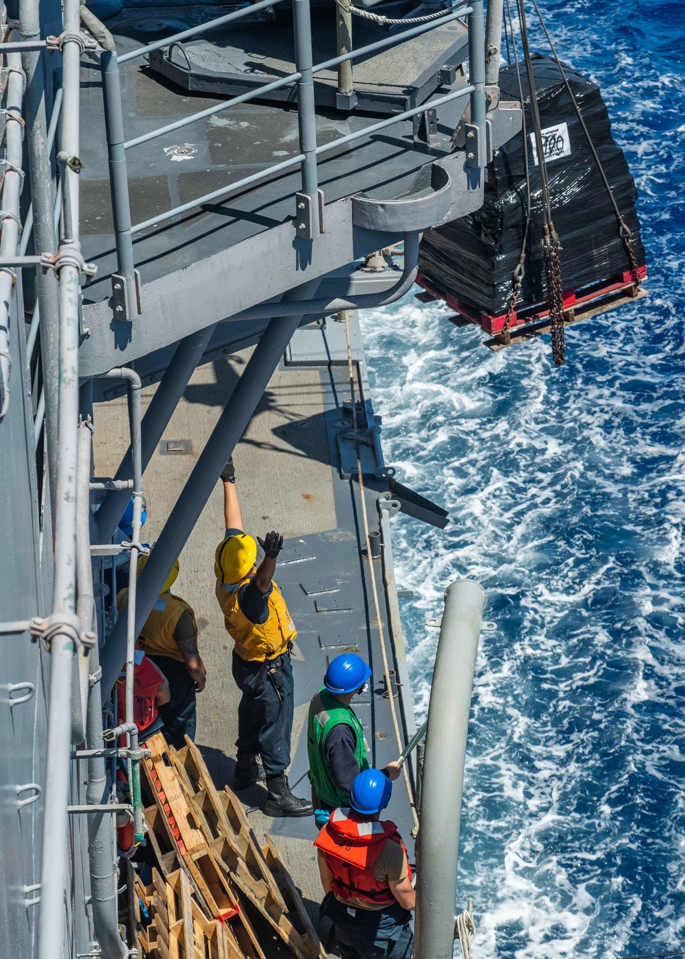 Antietam Conducts Replenishment-At-Sea