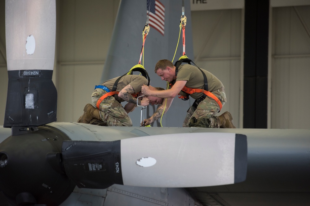 86 MXS extracts C-130H fuel tank for training