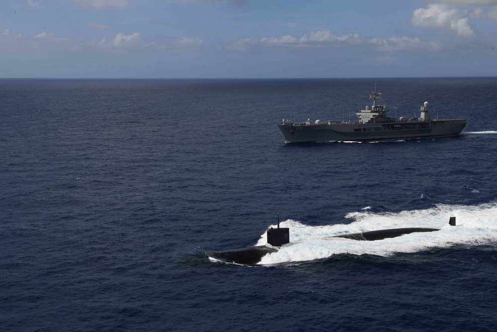 USS Blue Ridge Conducts Submarine Familiarization with USS Asheville