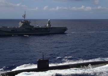 Blue Ridge Conducts Submarine Familiarization with USS Asheville