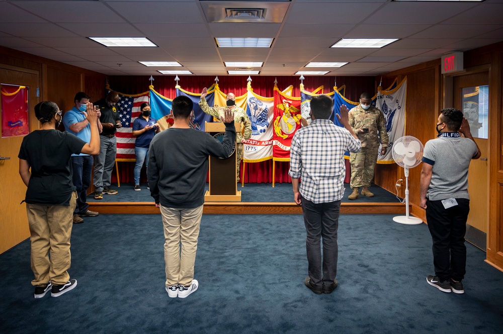 Future service members take the oath of enlistment
