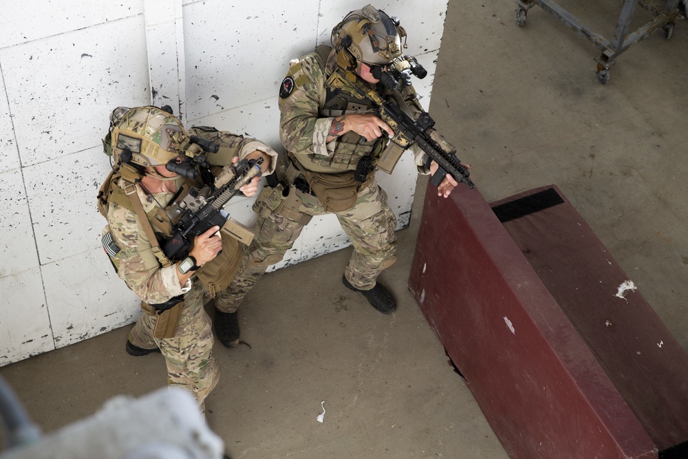 MARSOC and Recon Train to Raid Together