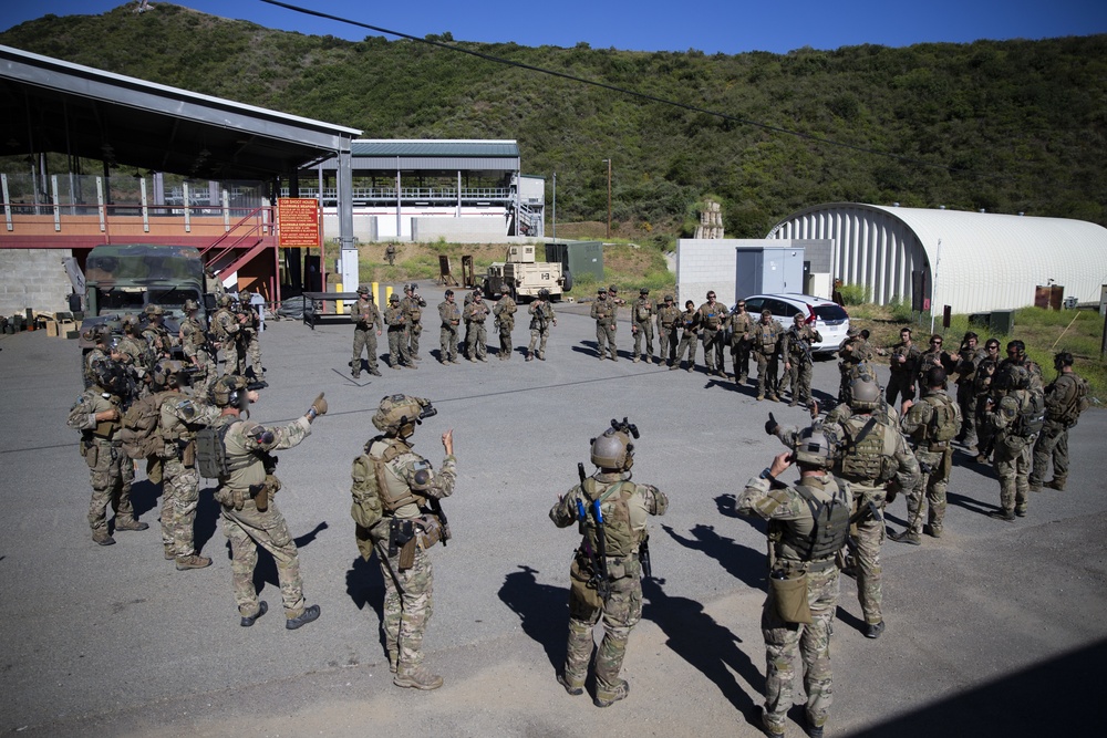 MARSOC and Recon Train to Raid Together