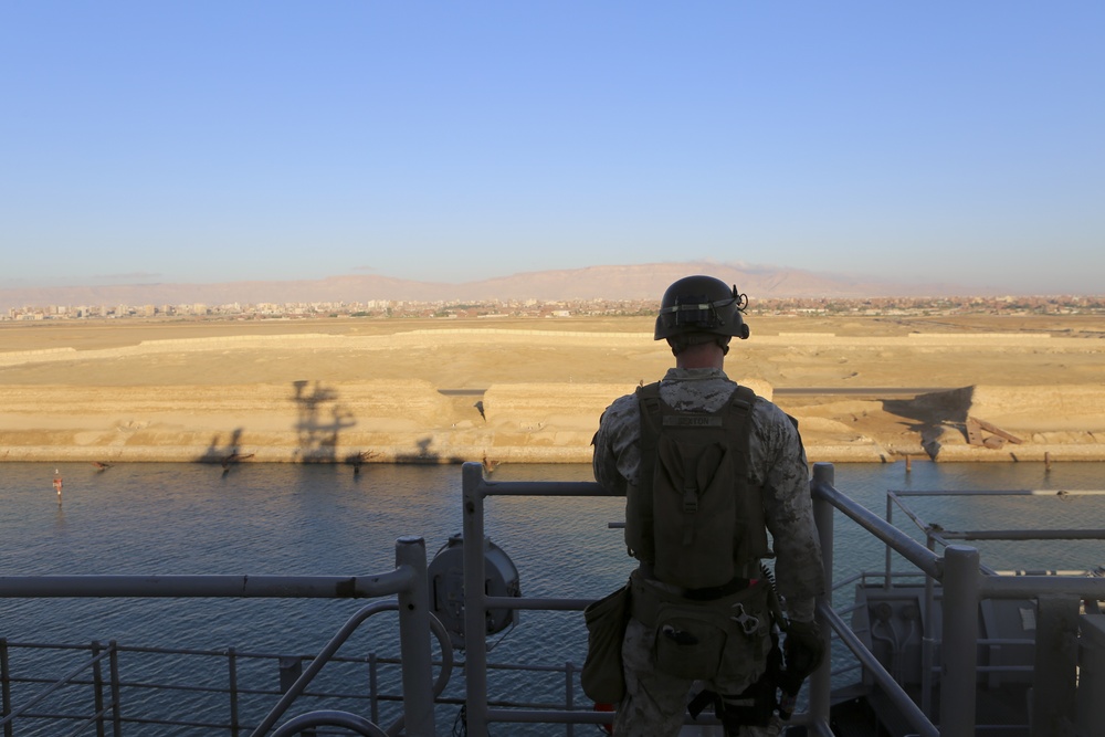 USS Oak Hill transits Suez Canal